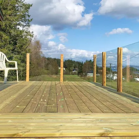 4 Person In Lindas-by Traum