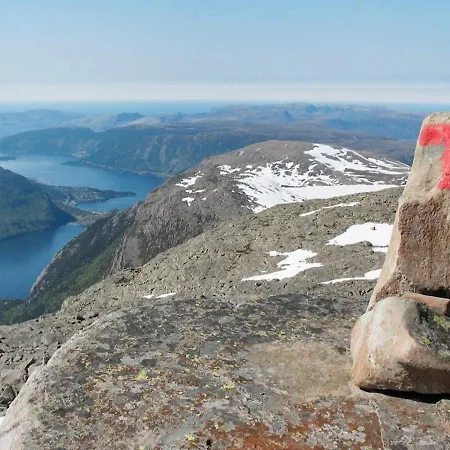 4 Person In Lindas-by Traum *