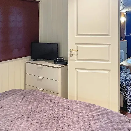 4 Person In Lindas-by Traum